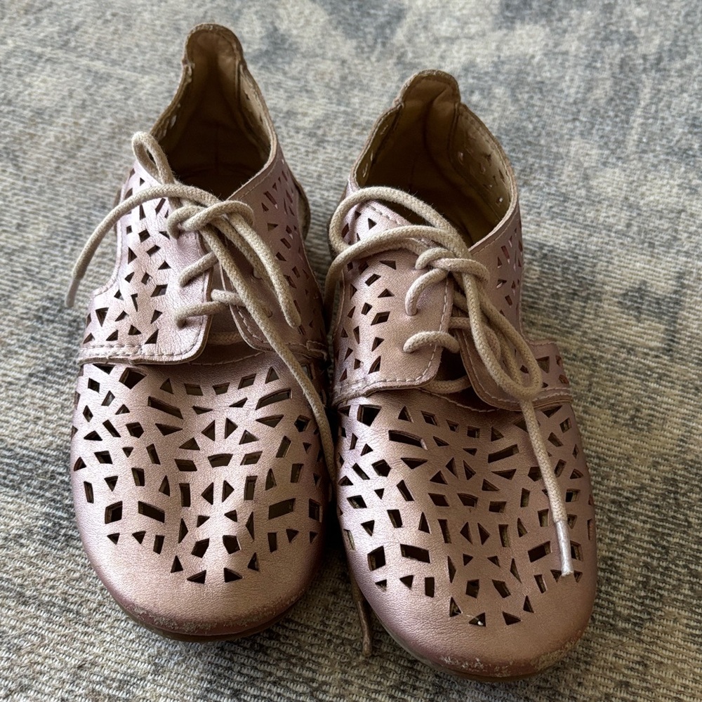 Stylish Lace-Up Cutout Shoes in Pink Metallic